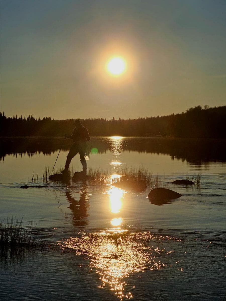 Perhokalastusta keskiyöllä Ounasjoella keskiyön auringossa
