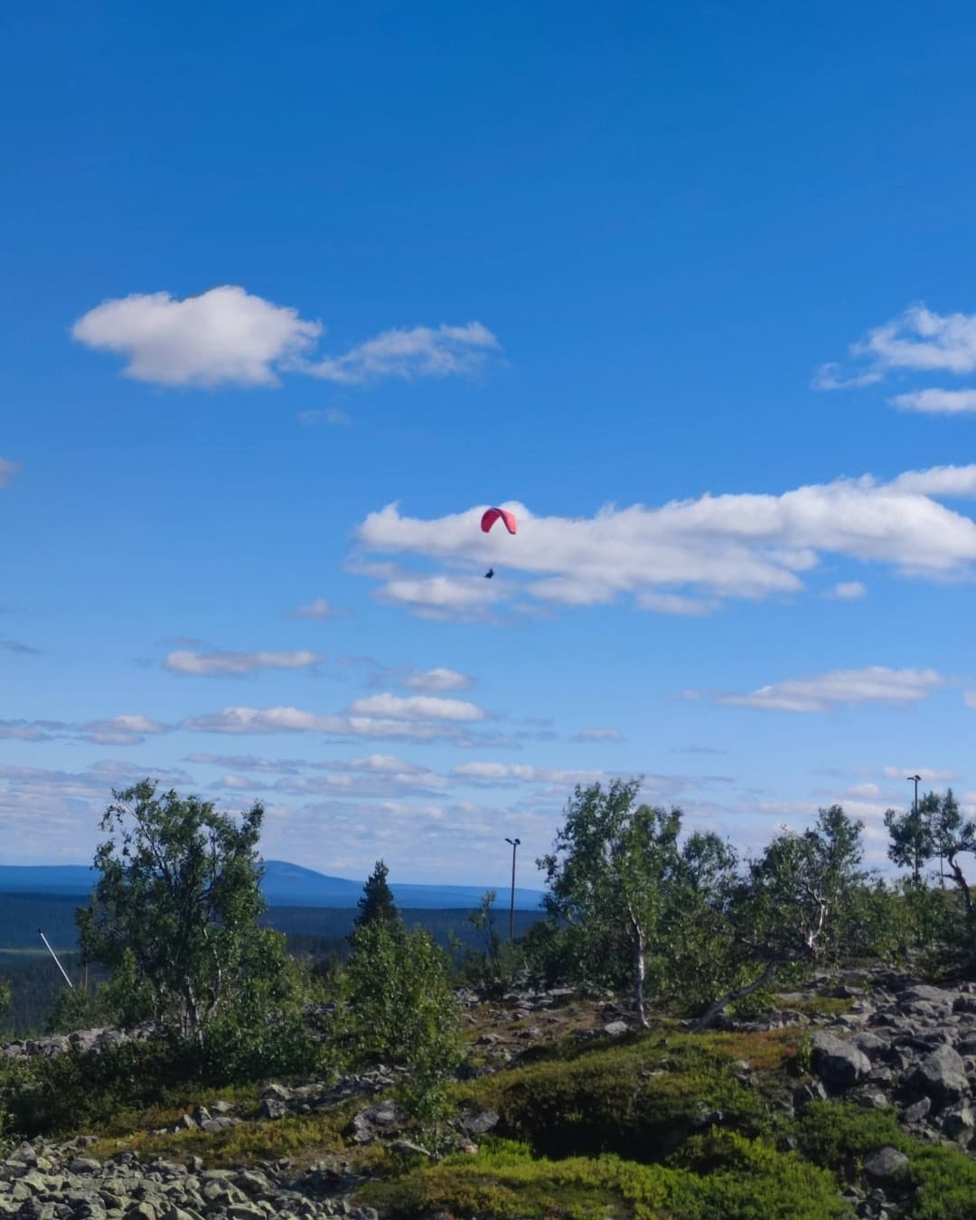 Un parapentiste planant dans la brise au-dessus du fell de Levi