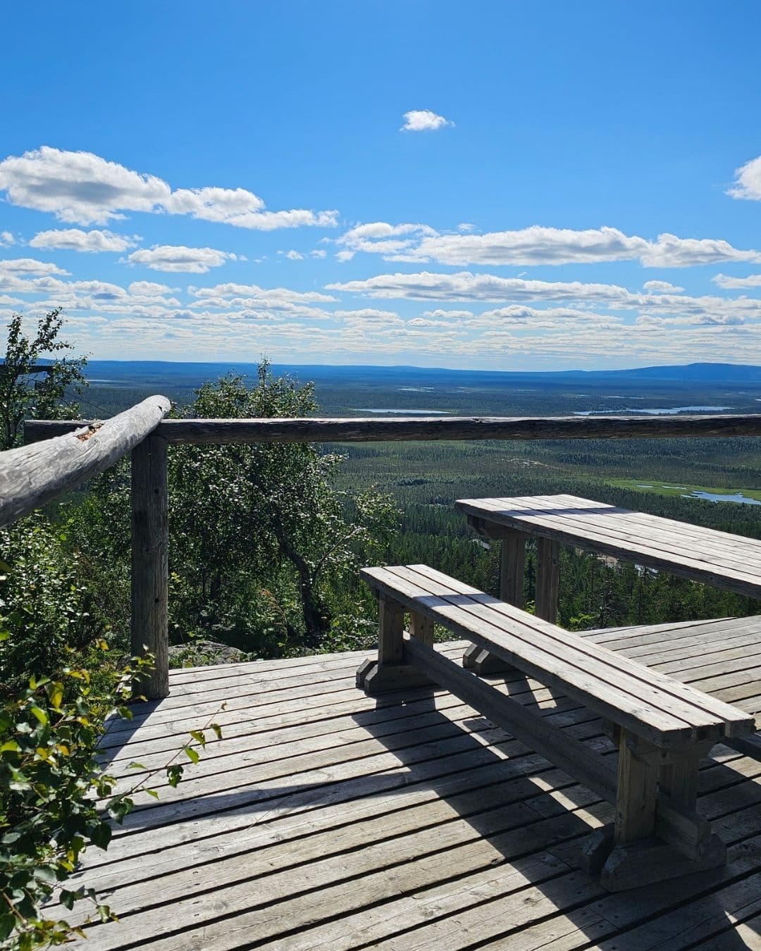 Une magnifique plate-forme d'observation avec tables de pique-nique le long du sentier de l'Âge de Glace