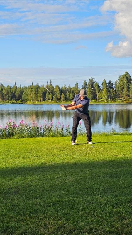Malerische Fairways umgeben von der lappländischen Wildnis
