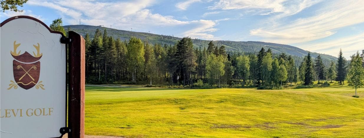 Luftaufnahme des wunderschönen Levi Golfplatzes am Fluss
