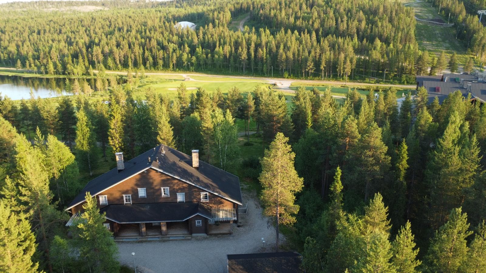 Schöne Hiihtogreeni-Hütten direkt neben dem Golfplatz