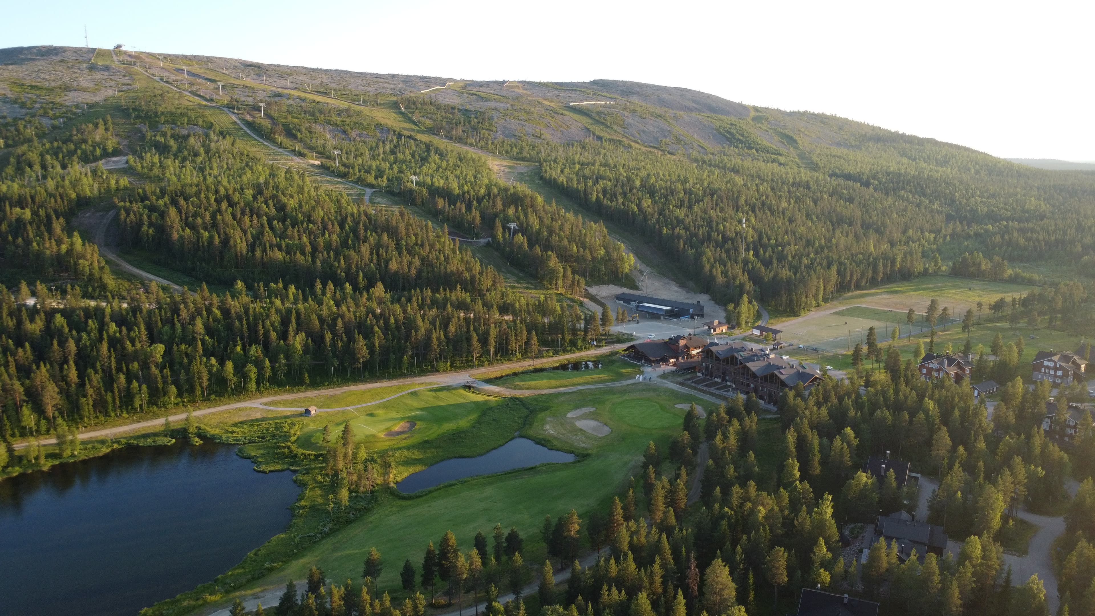 Le Hiihtogreeni est idéalement situé à proximité immédiate du premier départ et des fairways du magnifique parcours de golf 18 trous de Levi.