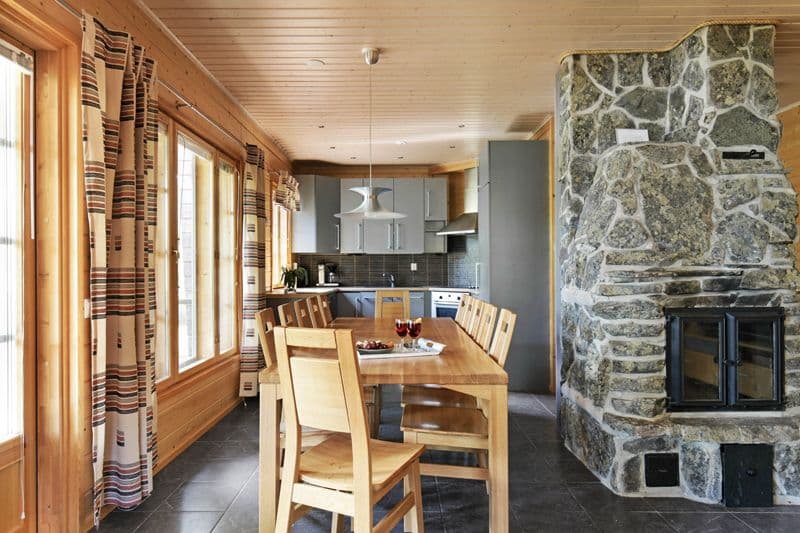 Salon spacieux, cheminée chaleureuse et cuisine ouverte élégante