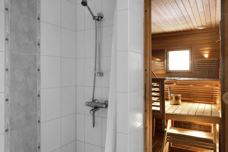 Espace sauna et douche spacieux et design pour se détendre après une journée active