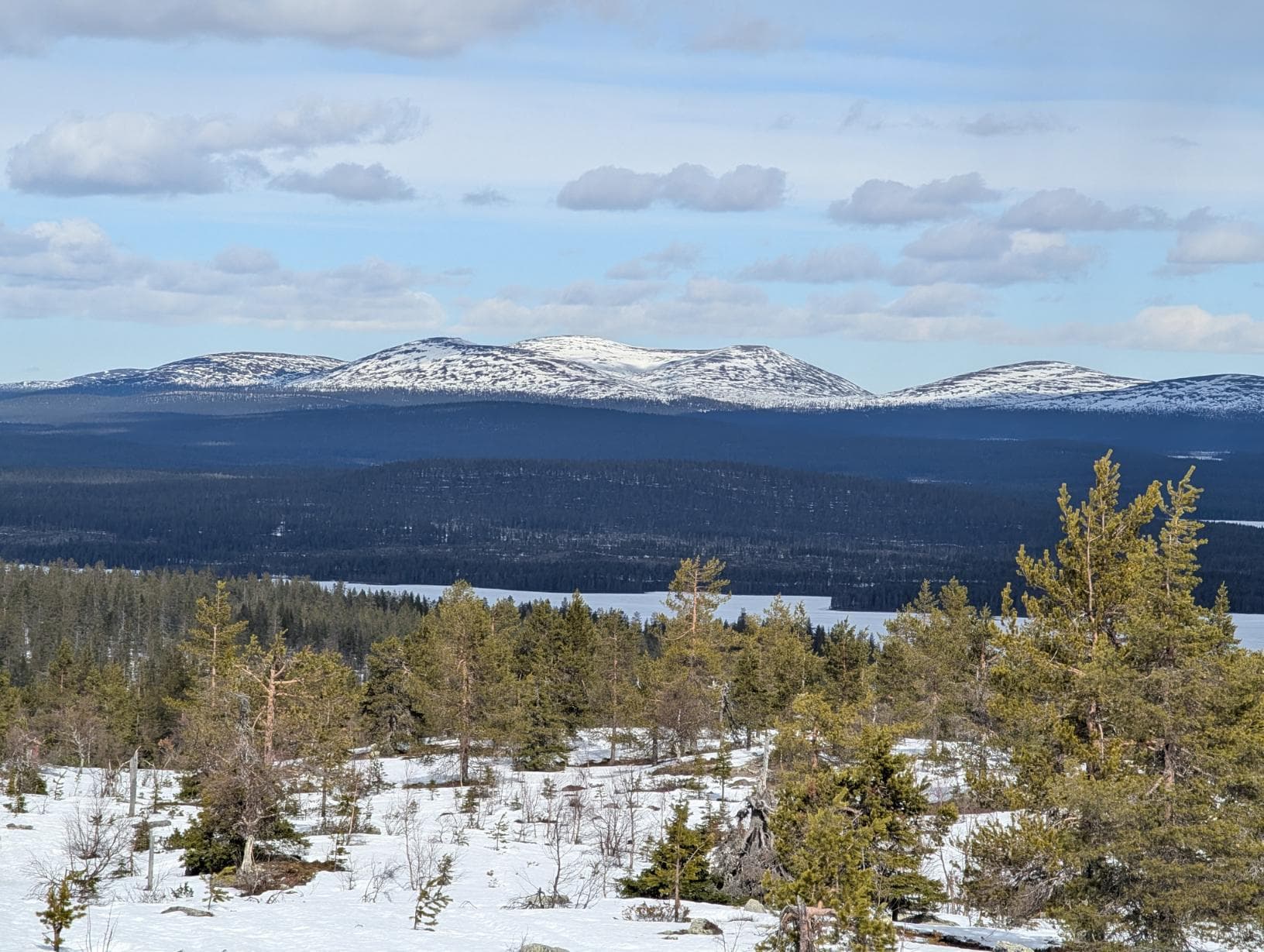 Ausblick auf das fernen Pallas-Fjell