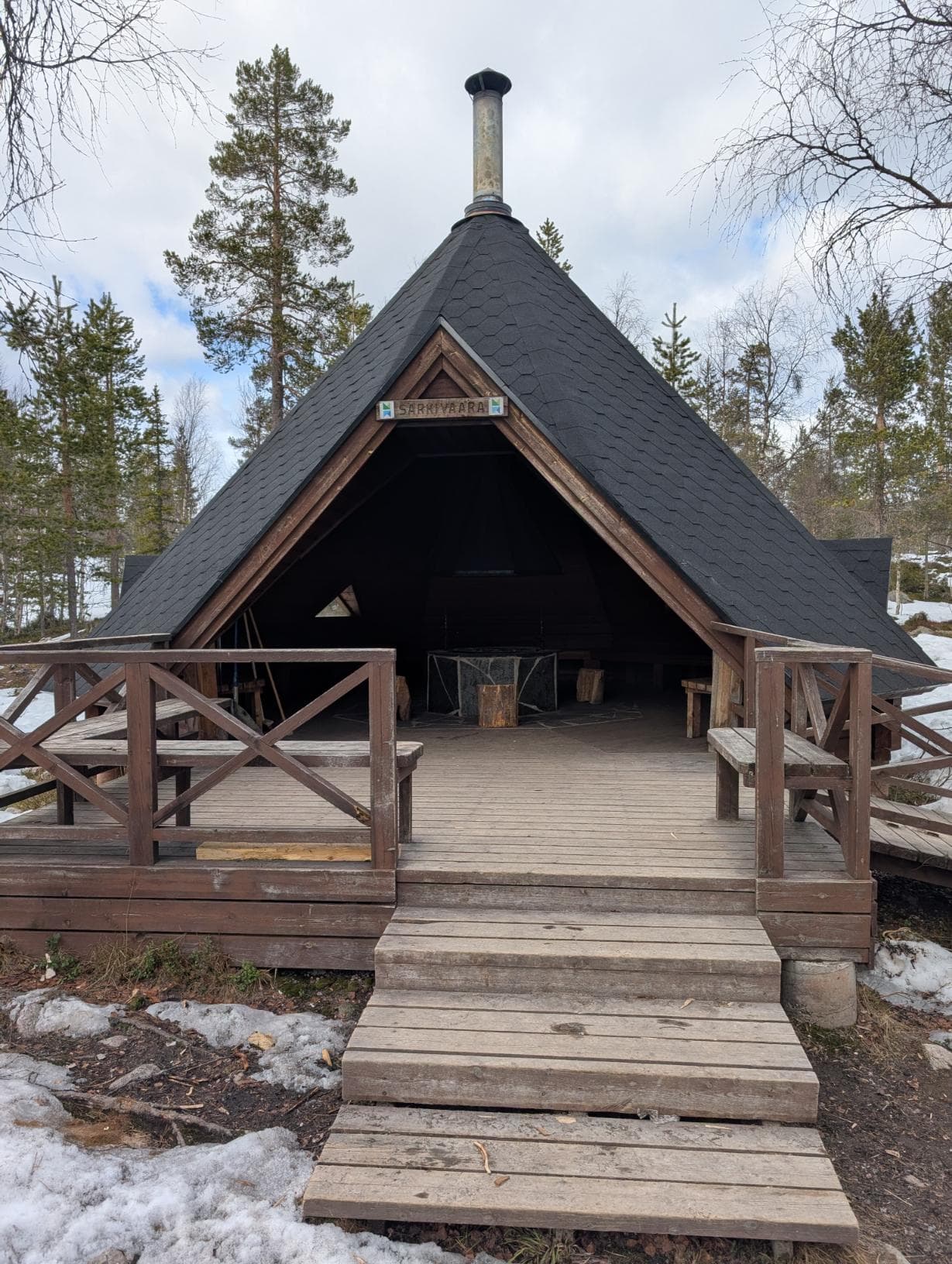 Die traditionelle Kota-Grillhütte
