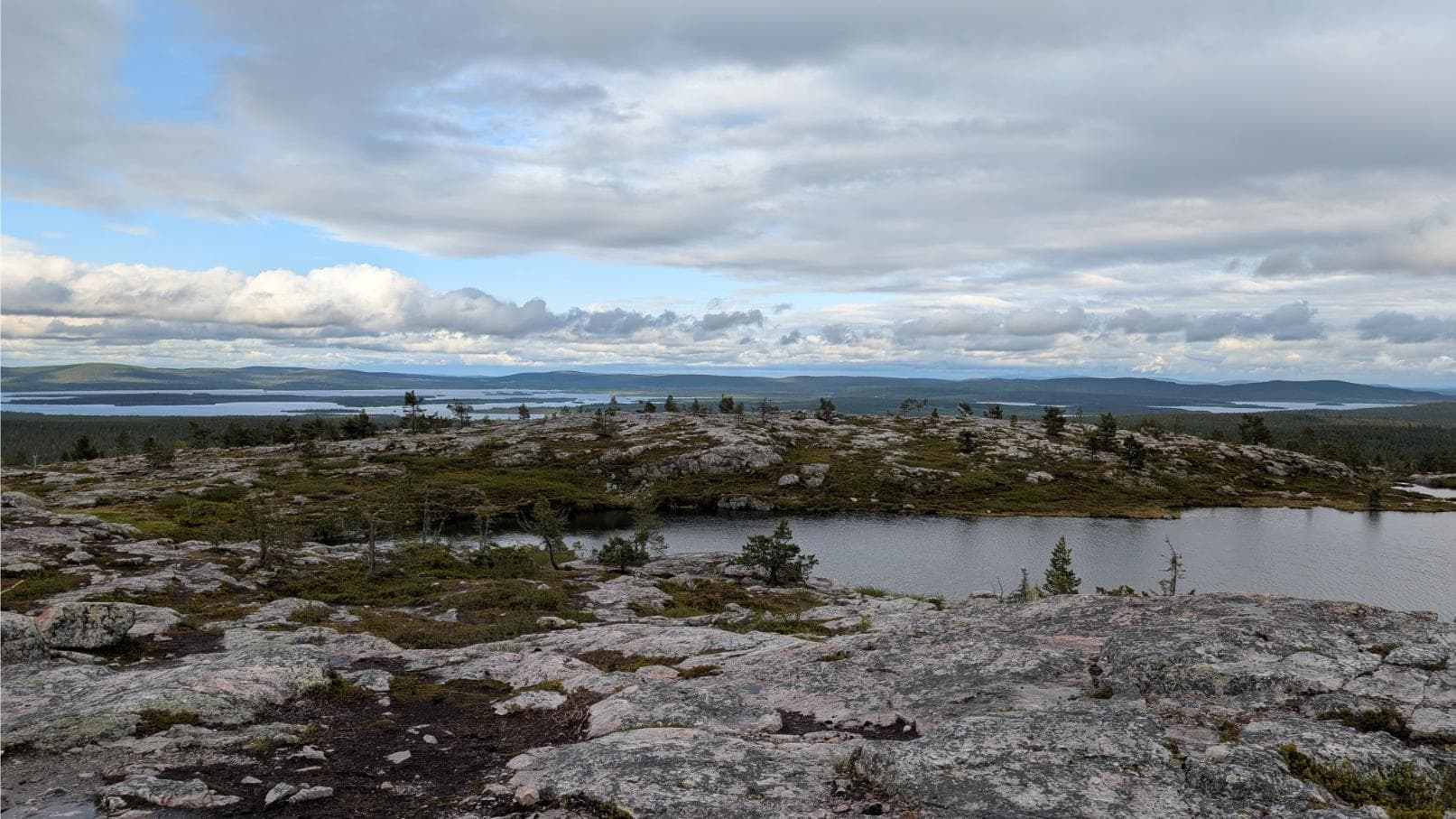 Malerischer Fjell-Teich spiegelt den Himmel